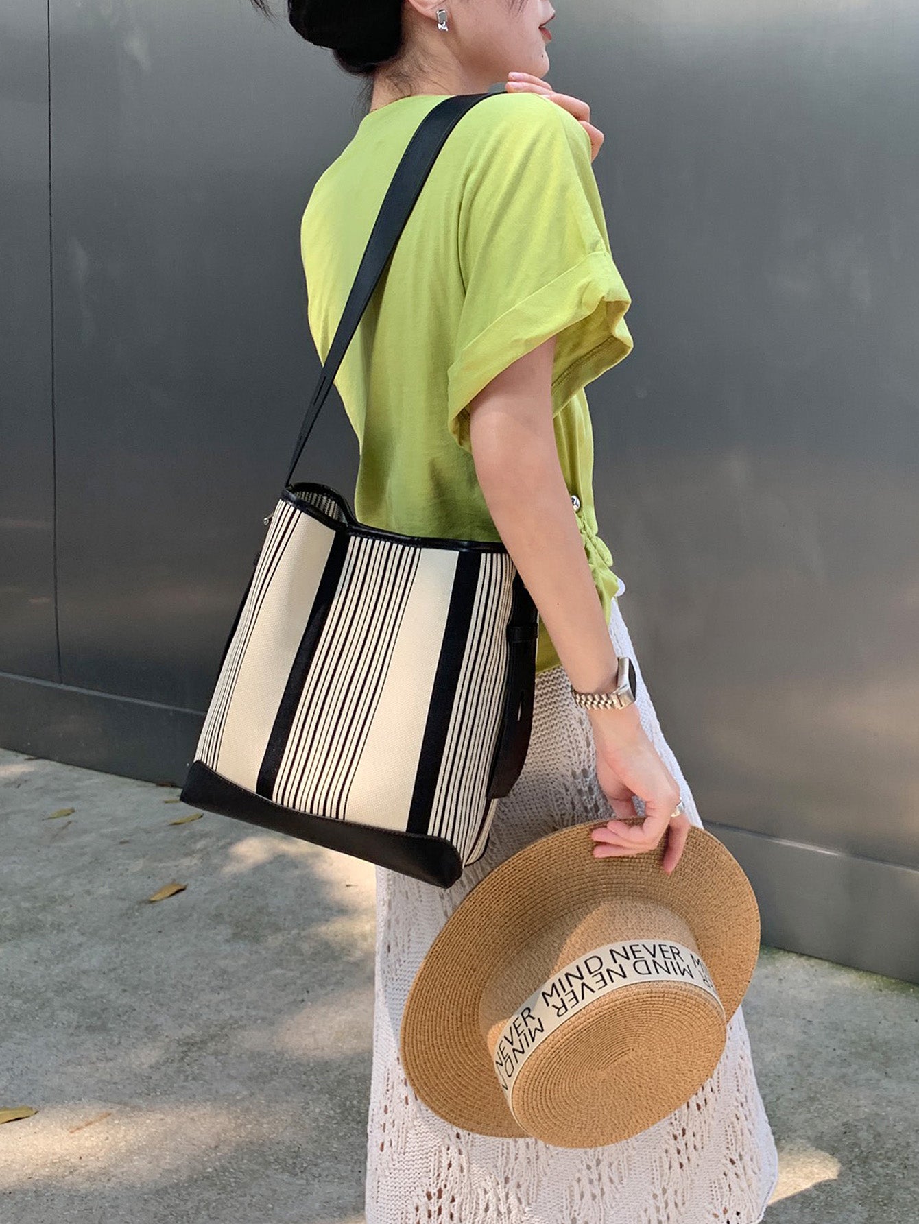 DONNAIN Striped Fabric Bucket Shoulder Bag Female , 2023 Summer Trendy Beach Bag Tote with Zipper for Women Vacation